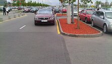 BMW 7 prie geltonos linijos