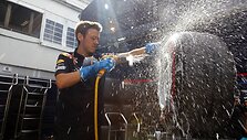 &bdquo;Red Bull&ldquo; mechanikas plauna padangą
