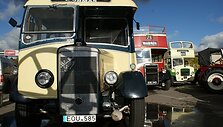 Senovinių angli&scaron;kų autobusų paroda senturgyje