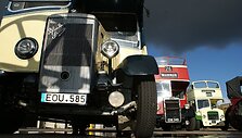 Senovinių angli&scaron;kų autobusų paroda senturgyje
