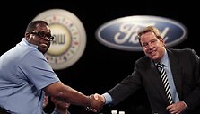 Automobilių darbuotojų asociacijos viceprezidentas Jimmy Settlesas (kairėje) ir &bdquo;Ford&ldquo; valdybos pirmininkas Billas Fordas