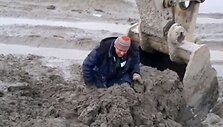Keliamas i&scaron; purvo žmogus
