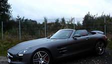 &bdquo;Mercedes-Benz SLS AMG&ldquo; kabrioletas, aptrauktas juoda matine plėvele