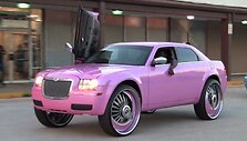 Didžiuliais ratlankiais padabintas &bdquo;Chrysler 300C&ldquo;