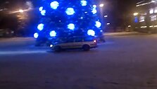 &bdquo;Volvo&ldquo; čiuožinėja aplink Kalėdų eglę Katedros aik&scaron;tėje
