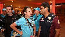 Antanas Juknevičius su Nasseru al-Attiyah (de&scaron;inėje) aptarinėja lenktynių strategiją