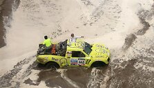 Dakaro ralio dalyvius sustabdė liūtis