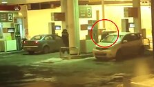 Moteris plauna priekinį stiklą benzinu