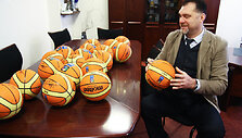 Arvydas Sabonis pasira&scaron;inėja ant kamuolių, kurie keliaus į Afriką