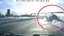 Tankas važiuoja skersai kelio