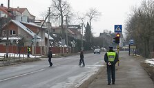 Policijos pareigūnai prie pėsčiųjų perėjos
