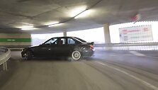 BMW 325 slysta &scaron;onu prekybos centro &bdquo;Ozas&ldquo; stovėjimo aik&scaron;telėje