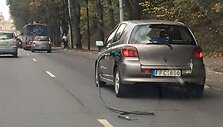 &bdquo;Toyota Yaris&ldquo; Vilniuje važinėjo su nutraukta degalinės žarna
