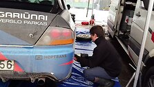 halls-winter-rally-mechanikai-serviso-zonoje-remontuoja-automobilius