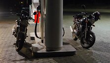 Vakaras degalinėje