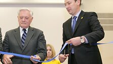V.Adamkus knygoje ra&scaron;o buvęs nustebintas, kad A.Zuokas verslininkų pra&scaron;o pinigų jam paremti.