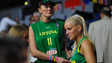 Au&scaron;rinė Sabonytė, Simona Kniazevaitė (de&scaron;inėje)