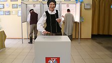 Jurbarko rajono Smalininkų miestelio gyventojai rinkti prezidento ir europarlamentarų atėjo pasipuo&scaron;ę tautiniais drabužiais