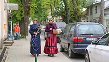 Jurbarko rajono Smalininkų miestelio gyventojai rinkti prezidento ir europarlamentarų atėjo pasipuo&scaron;ę tautiniais drabužiais