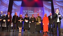 Varėnoje baigėsi jau de&scaron;imtasis žymios kra&scaron;tietės, i&scaron; Senosios Varėnos kilusios režisierės Dalios Tamulevičiūtės profesionalių teatrų festivalis.