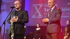Varėnoje baigėsi jau de&scaron;imtasis žymios kra&scaron;tietės, i&scaron; Senosios Varėnos kilusios režisierės Dalios Tamulevičiūtės profesionalių teatrų festivalis.
