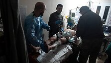 Ukrainos karo medikai gelbėja sužeistus karius
