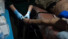 Ukrainos karo medikai gelbėja sužeistus karius
