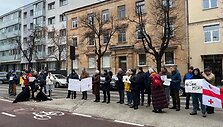 Sausio 4 d. Vilniuje prie Sakartvelo ambasados susirinkę žmonės reikalavo paleisti Michailą Saaka&scaron;vilį i&scaron; įkalinimo ir i&scaron;leisti jį gydytis Vakaruose
