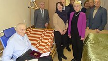 Lietuvos gyventojų genocido ir rezistencijos tyrimo centro darbuotojai sveikina Antaną Terlecką su 95-mečiu