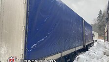 Vilkikas su vogtomis prabangių automobilių dalimis