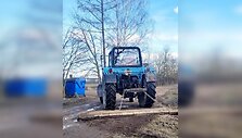 &Scaron;iemet kaimo gyventojas sėdo į savo senus laikus menantį traktorių ir pats greideriavo kelią, mat juo lengvieji automobiliai važiuoti nebegali.