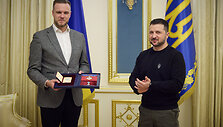 Volodymyras Zelenskis įteikia apdovanojimą Gabrieliui Landsbergiui