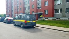 Pirmasis prane&scaron;imas Bendrąjį pagalbos centrą i&scaron; Kėdainių pasiekė 10 val. 06 min. Neapsikentę labai aitraus kvapo gyventojai prane&scaron;ė, kad  visa laiptinė tiesiog dvokia