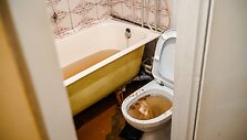 Dėl užsikim&scaron;usių vamzdžių Panevėžyje esančio daugiabučio namo gyventojai skęsta i&scaron;matose.  