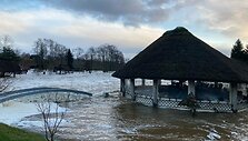 Patvinusi Akmenos upė Kretingos rajone grasina poilsio kompleksui &bdquo;Vienkiemis&ldquo;