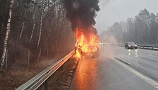 Greitkelyje Vilnius-Kaunas prie Bačkonių sudegė &bdquo;Chrysler Voyager&ldquo; automobilis