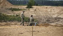 Pabradės poligone kariuomenė simuliuoja rusi&scaron;ką artileriją: testuojamas naujai įrengiamų gynybos pozicijų atsparumas 