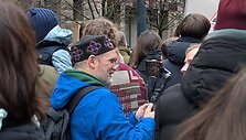 Protestuotojai Lauryną Ragelskį blokavo skėčiais