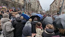 Protestuotojai Lauryną Ragelskį blokavo skėčiais