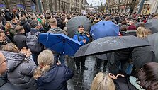 Protestuotojai Lauryną Ragelskį blokavo skėčiais