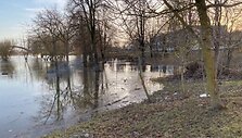 Naujausiais duomenimis, potvynis pamažu traukiasi, Nevėžio vandens lygis per parą nukrito, o upėje dar užsilikę ledai i&scaron;plaukė žemupio link