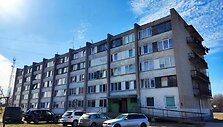 Kėdainiuose, &Scaron;ėtos gatvės 91-ajame name, gyvenantys žmonės pyksta, kad prie&scaron; kelis metus įrengti nauji du&scaron;ai neveikia taip, kaip turėtų, mat kar&scaron;tas vanduo iki jų tiesiog nepakyla