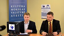 Lietuvos kriminalinės policijos biuro atstovas Darius Zasas (de&scaron;inėje)