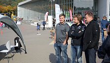 mobilių klubas surengė dar vieną akciją, skirtą neįgaliesiems vairuotojams. Vilniuje pristatytas automobilis, skirtas neįgaliųjų žmonių vairavimo įgūdžiams lavinti