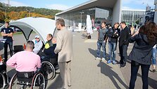 mobilių klubas surengė dar vieną akciją, skirtą neįgaliesiems vairuotojams. Vilniuje pristatytas automobilis, skirtas neįgaliųjų žmonių vairavimo įgūdžiams lavinti
