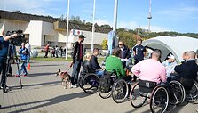 mobilių klubas surengė dar vieną akciją, skirtą neįgaliesiems vairuotojams. Vilniuje pristatytas automobilis, skirtas neįgaliųjų žmonių vairavimo įgūdžiams lavinti