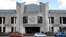 &bdquo;Cardiff Crown Court&ldquo;. &Scaron;iame teisme nagrinėjama dviejų žmonių sudeginimu įtariamų asmenų byla