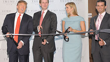 Donaldo Trumpo &scaron;eima (i&scaron; kairės): Donaldas Trumpas, Ericas Trumpas, Ivanka Trump ir Donaldas Trumpas jaunesnysis