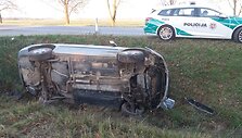 Panevėžio rajone į griovį nuvažiavo lengvasis automobilis