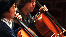 Rusų violančelininkas Olegas Vedernikovas (de&scaron;inėje)
